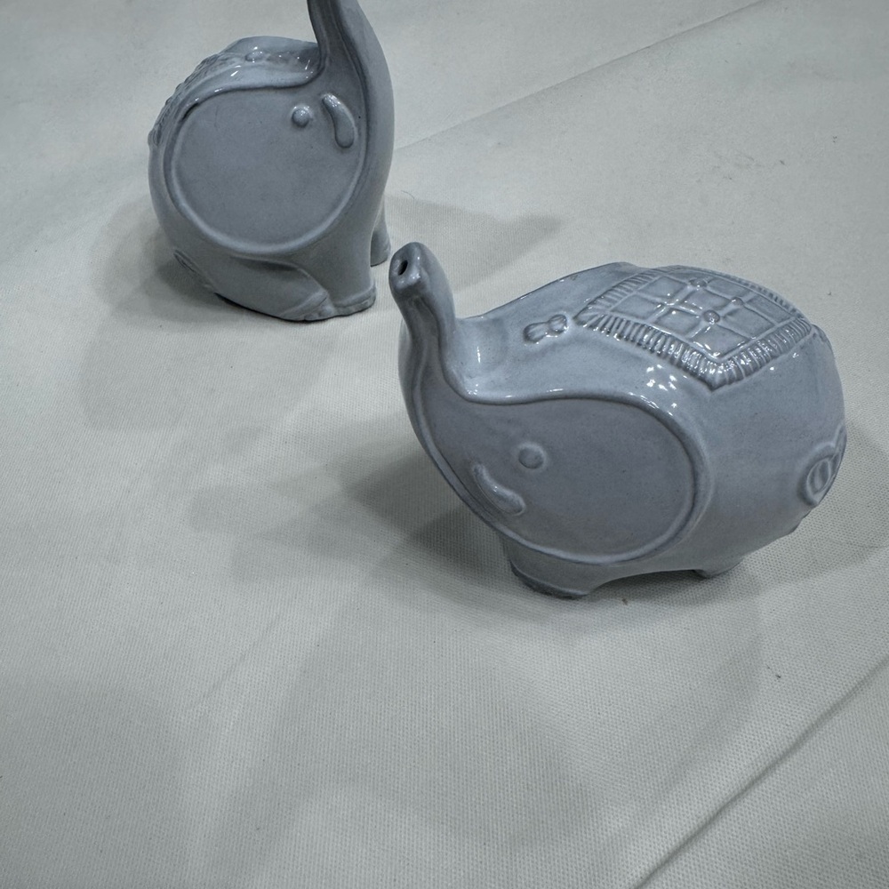 Jonathan Alder- Ceramic Elephant Salt and Pepper Shakers (NEVER USED) - Decor